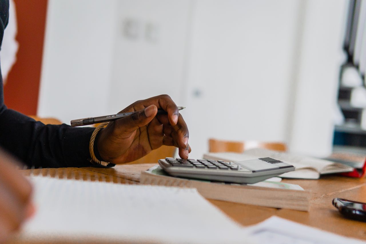 Profissional de contabilidade em atendimento