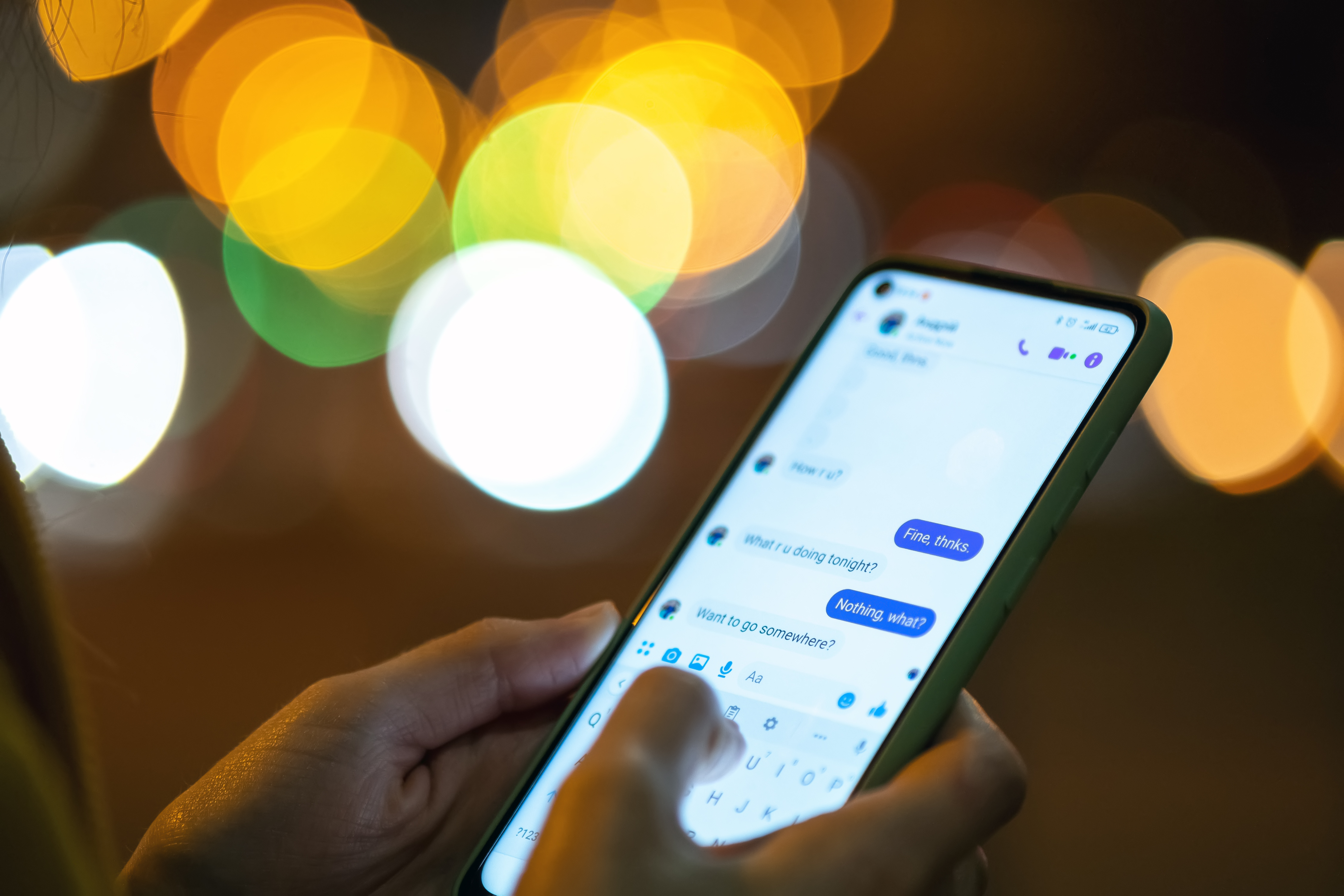 Profissional enviando SMS corporativo