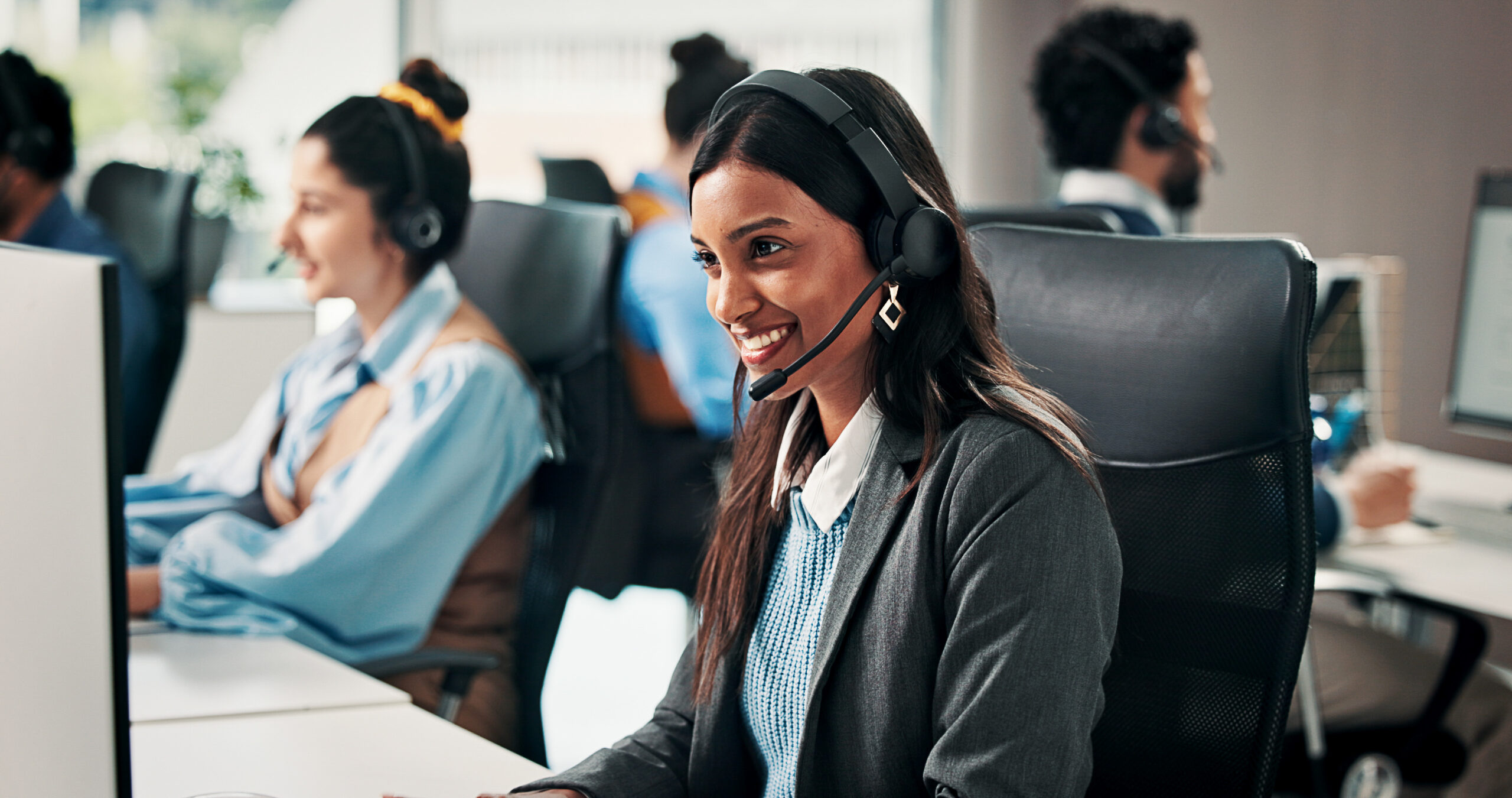 Agent with headset in a contact centre